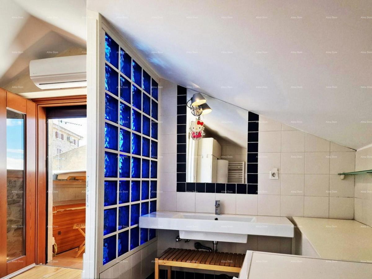 Funtana, Vendesi casa in pietra con vista mare