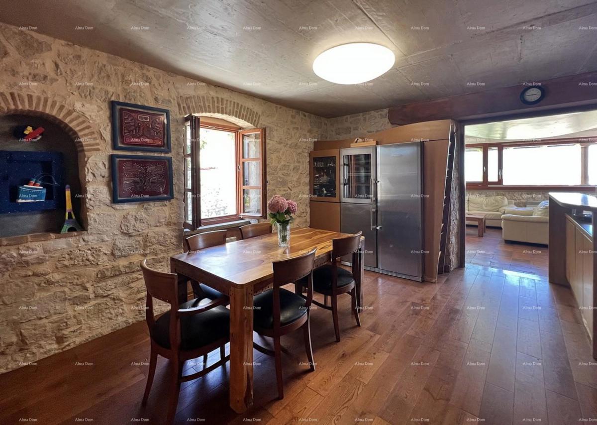 Funtana, Vendesi casa in pietra con vista mare