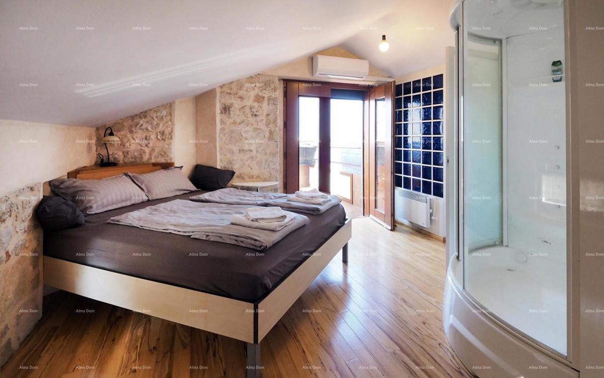 Funtana, Vendesi casa in pietra con vista mare