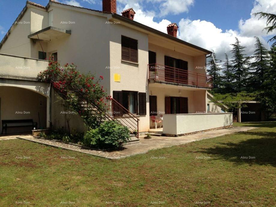 In vendita casa con ampio giardino, a 5 km da Poreč