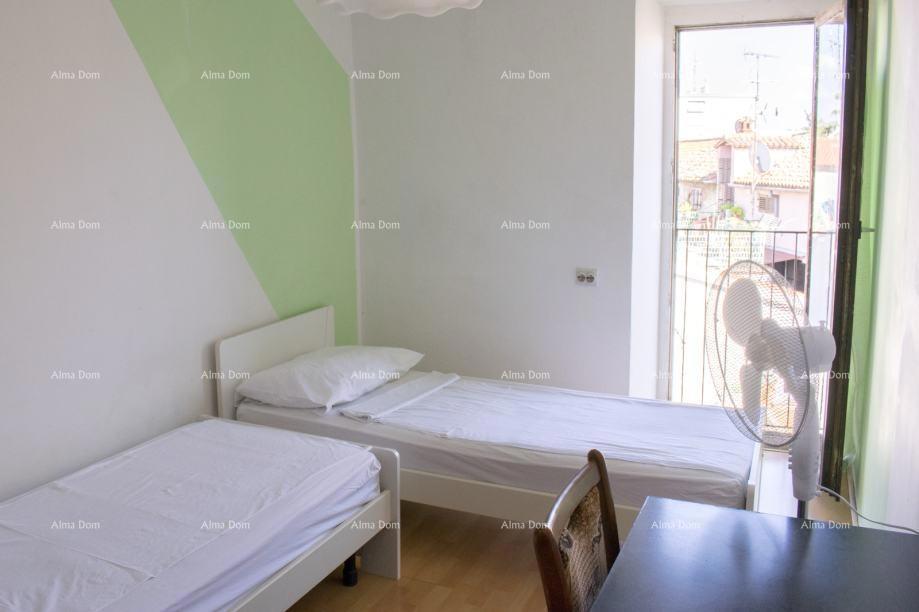 Poreč, in vendita appartamento con 3 camere da letto