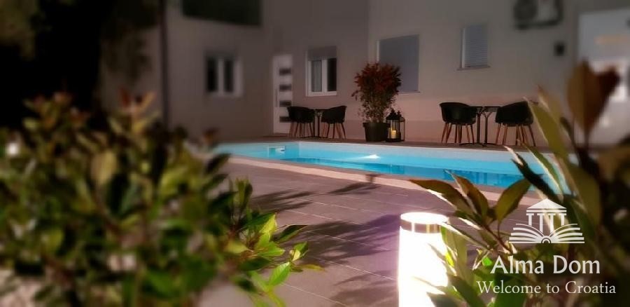 Casa con 4 appartamenti e la piscina a Premontore!