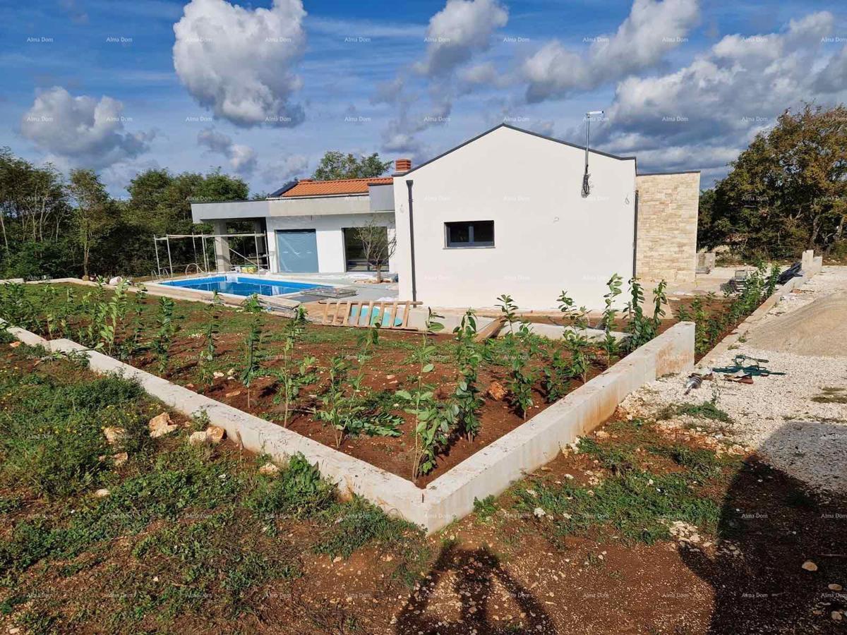 Una moderna ed elegante casa a un piano con piscina è in vendita, vicino a Rovigno