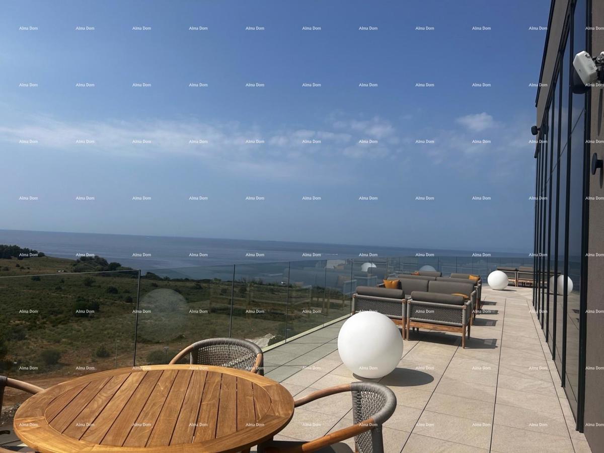 Umag. Alberi. Resort di lusso con piscina a sfioro sul tetto!