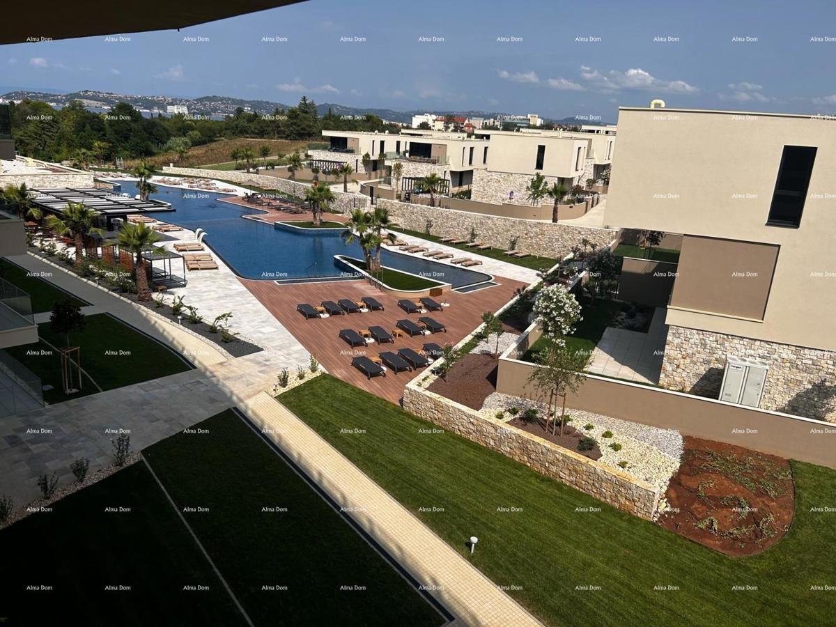 Umag. Alberi. Resort di lusso con piscina a sfioro sul tetto!