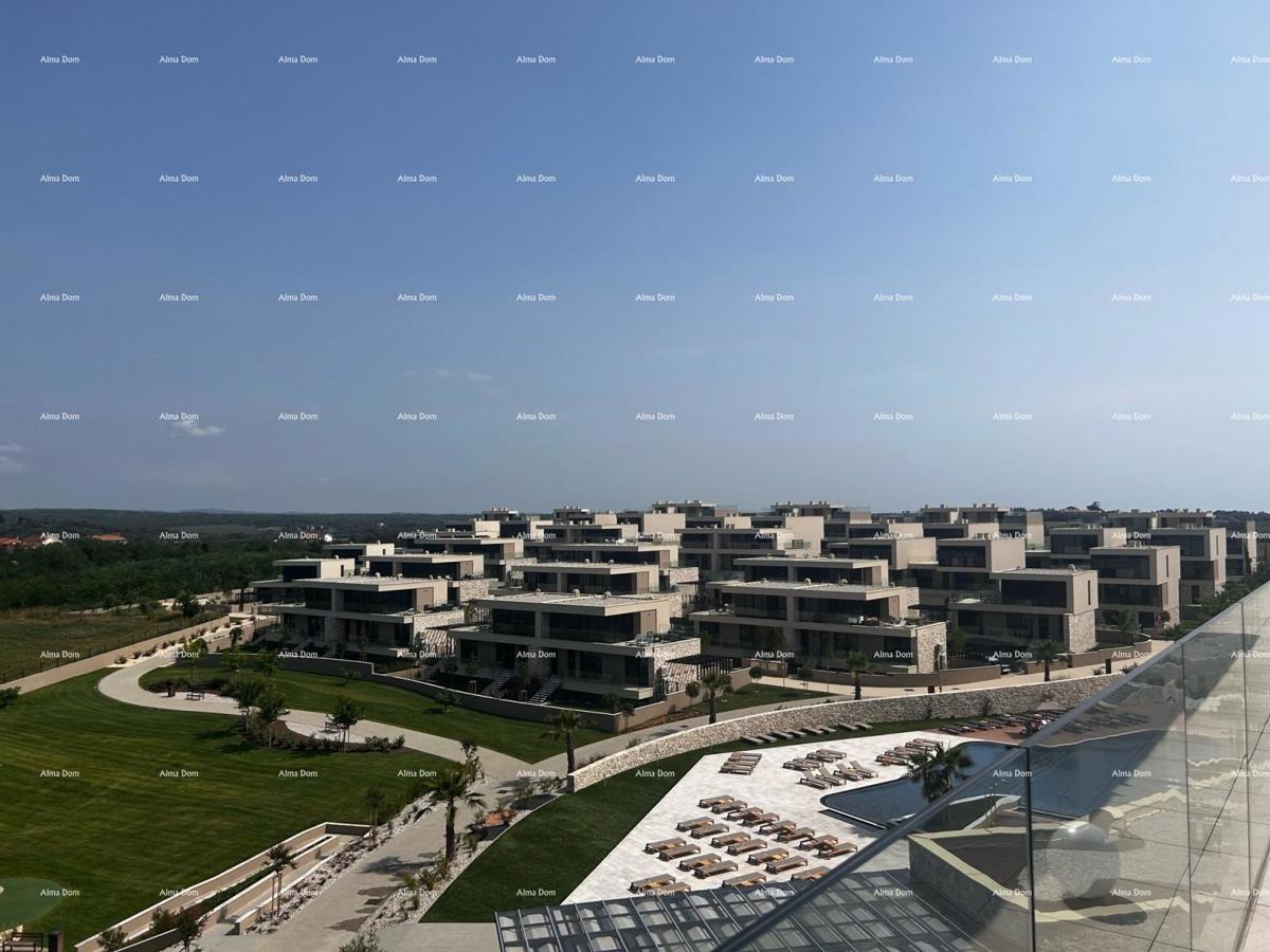 Umag. Alberi. Resort di lusso con piscina a sfioro sul tetto!