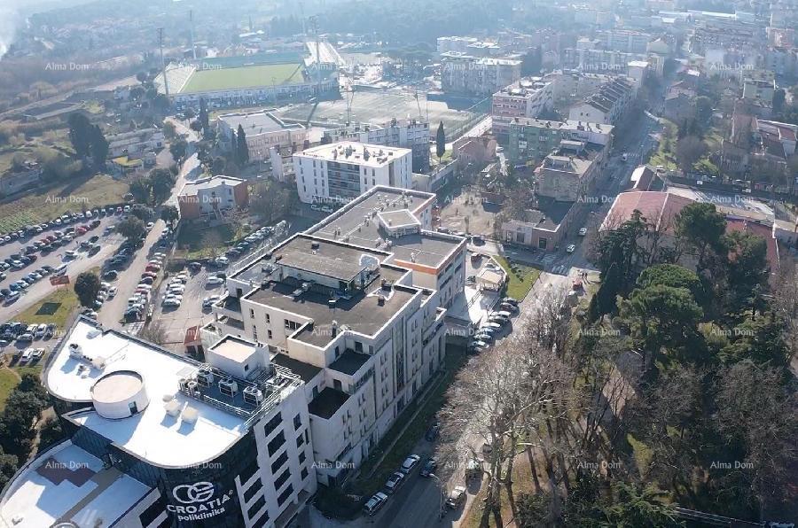 Pula, vicino al mercato di Pula. Edificio residenziale e commerciale.