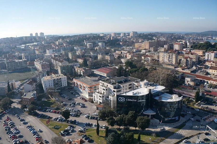 Pula, vicino al mercato di Pula. Edificio residenziale e commerciale.