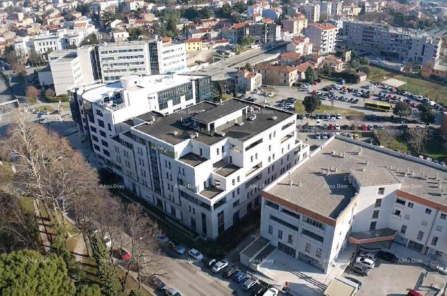 Pula, vicino al mercato di Pula. Edificio residenziale e commerciale.