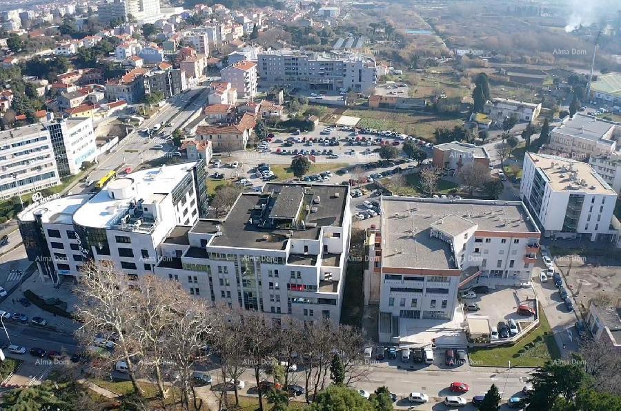 Pula, vicino al mercato di Pula. Edificio residenziale e commerciale.