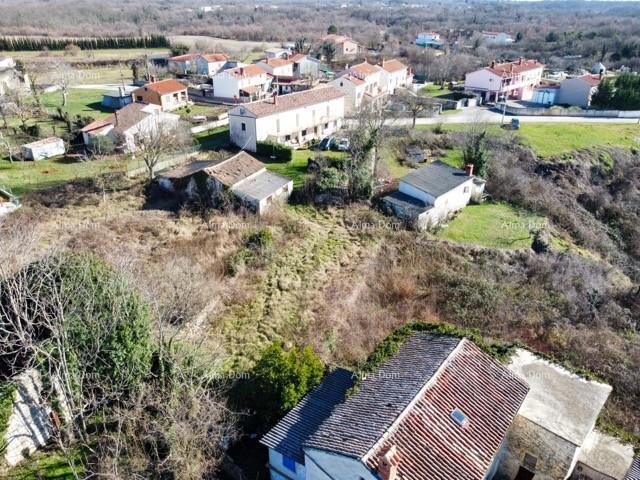 Vendiamo una grande casa indipendente con un ampio giardino!