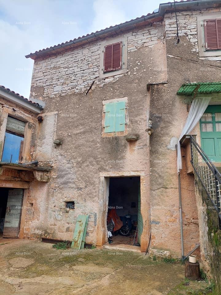 Una casa da ristrutturare è in vendita