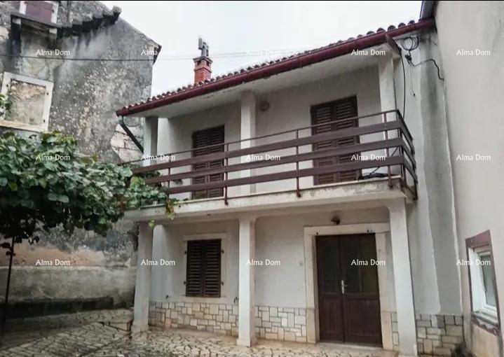 Casa nel centro di Marčana con un giardino.