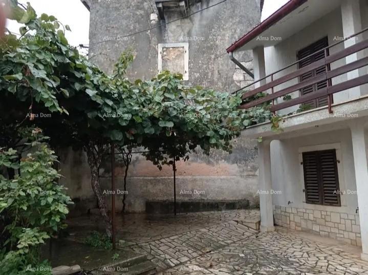Casa nel centro di Marčana con un giardino.