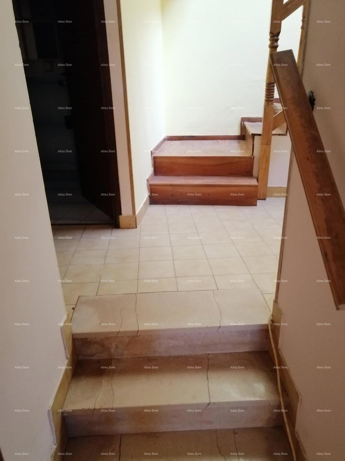 Casa nel centro di Marčana con un giardino.