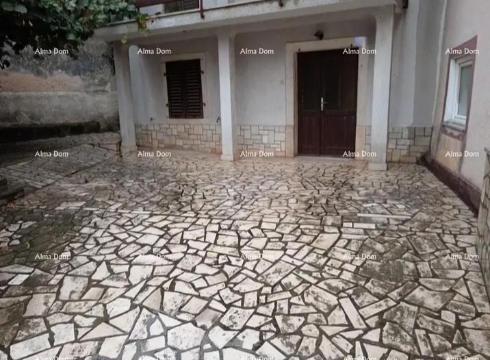 Casa nel centro di Marčana con un giardino.