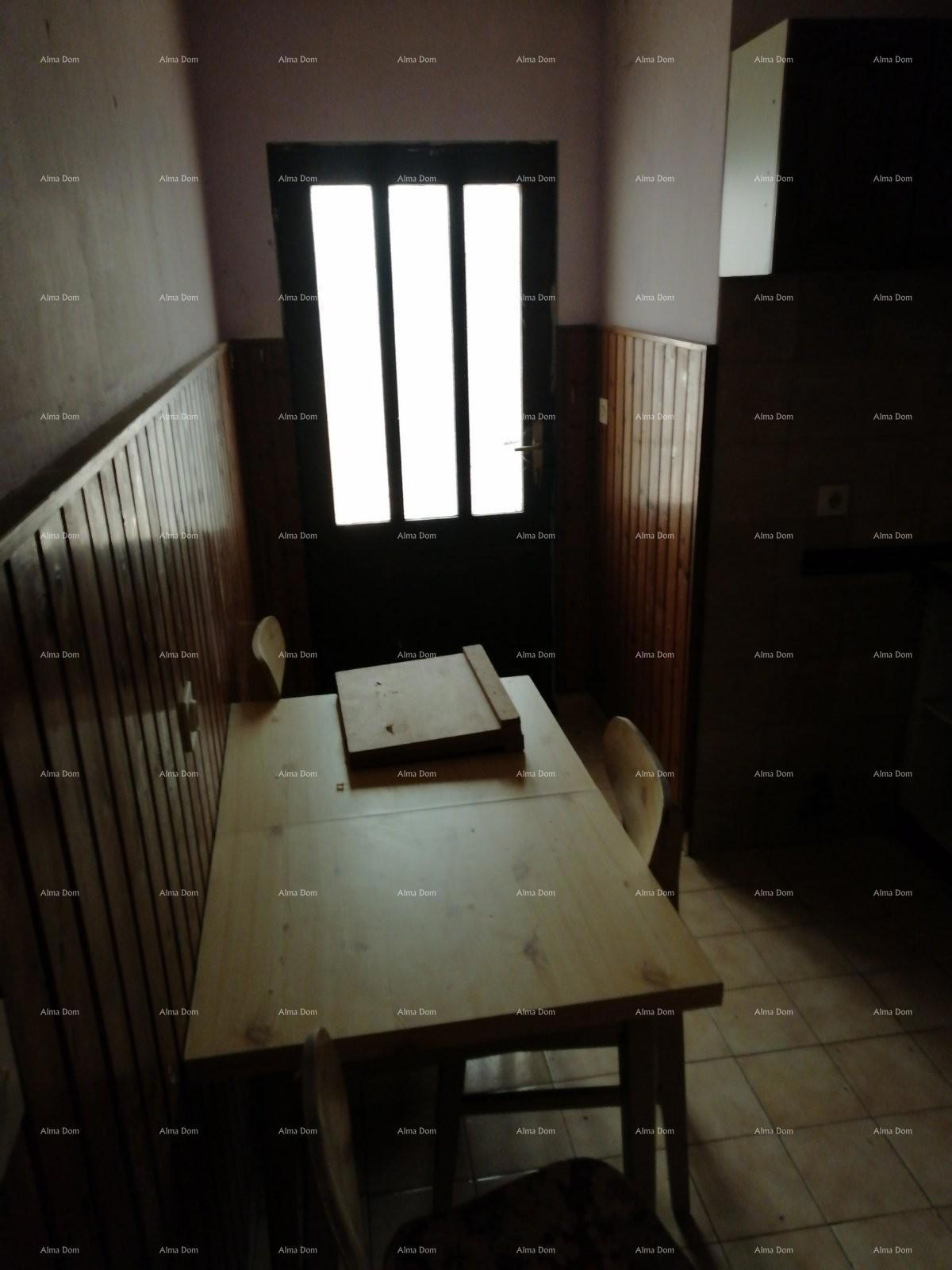 Casa nel centro di Marčana con un giardino.