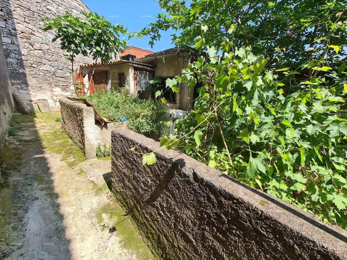 Casa nel centro di Marčana con un giardino.
