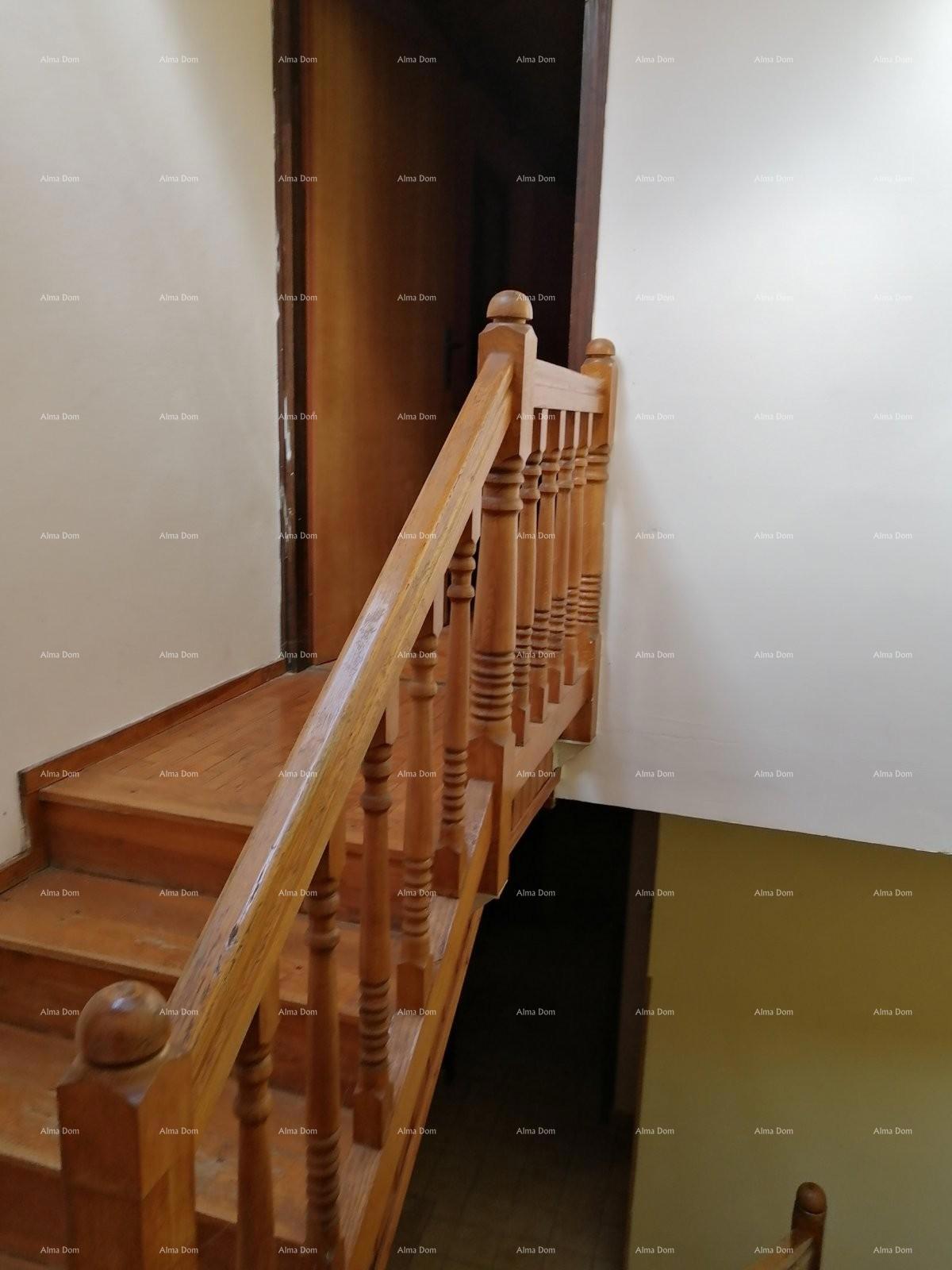 Casa nel centro di Marčana con un giardino.