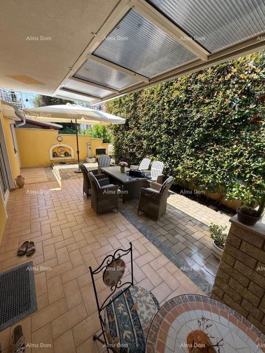 In vendita una casa bifamiliare a Poreč, a 2 km dal mare.