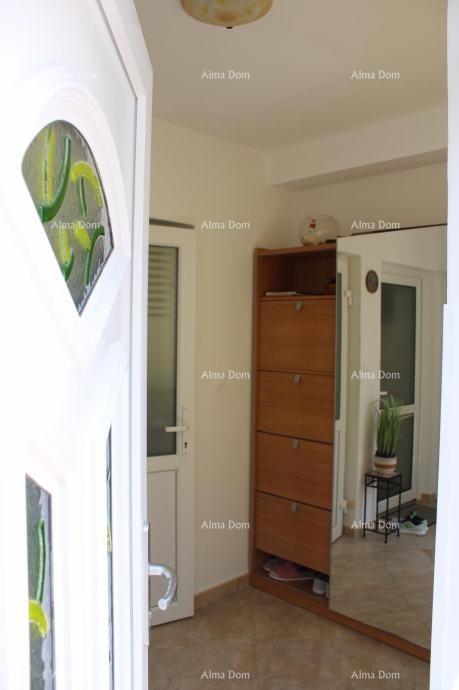 In vendita una casa bifamiliare a Poreč, a 2 km dal mare.