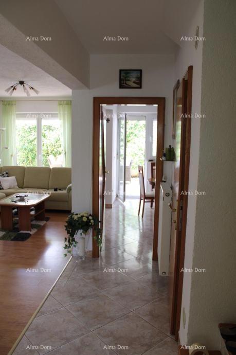 In vendita una casa bifamiliare a Poreč, a 2 km dal mare.