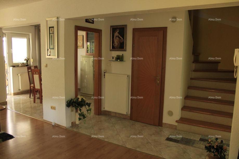 In vendita una casa bifamiliare a Poreč, a 2 km dal mare.