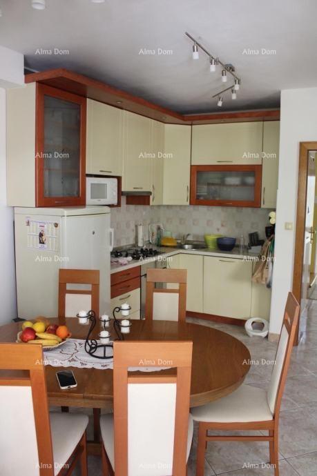 In vendita una casa bifamiliare a Poreč, a 2 km dal mare.