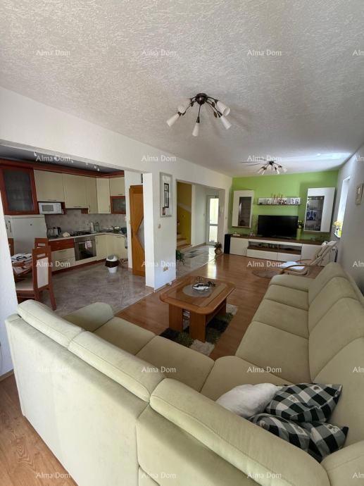 In vendita una casa bifamiliare a Poreč, a 2 km dal mare.