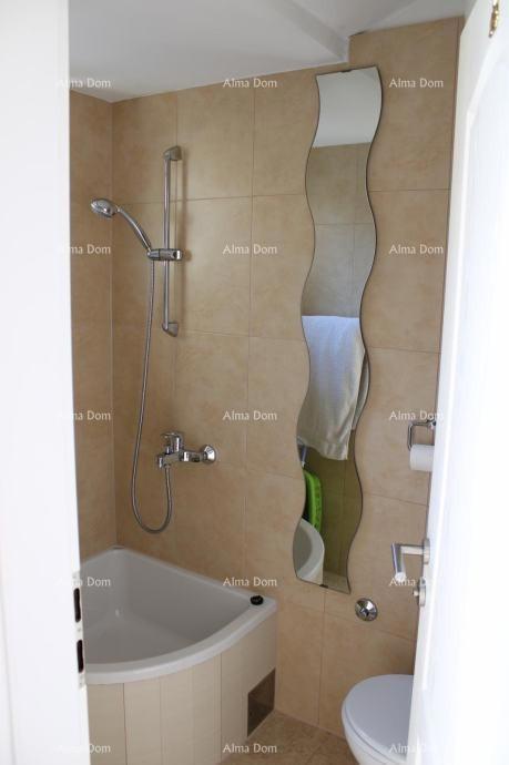 In vendita una casa bifamiliare a Poreč, a 2 km dal mare.