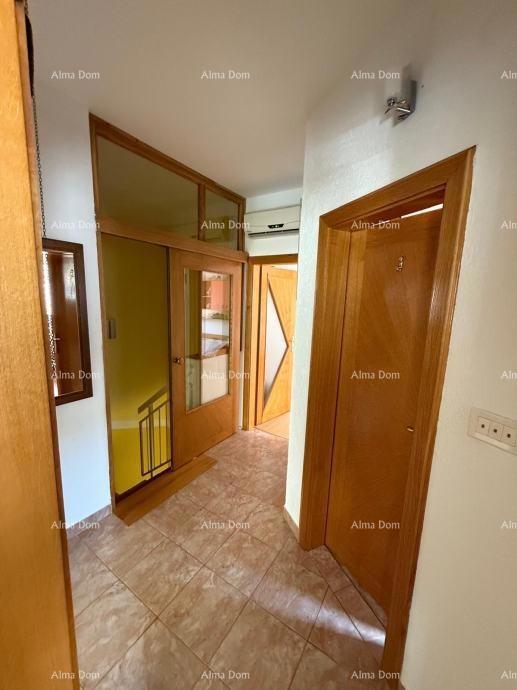 In vendita una casa bifamiliare a Poreč, a 2 km dal mare.