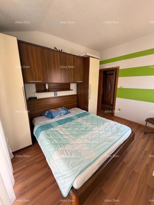 In vendita una casa bifamiliare a Poreč, a 2 km dal mare.