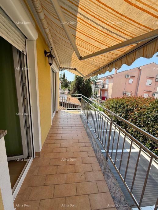 In vendita una casa bifamiliare a Poreč, a 2 km dal mare.