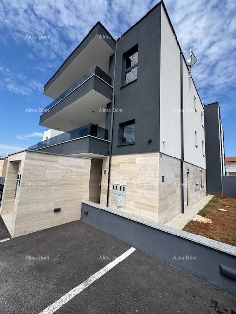 Appartamento arredato con 4 camere da letto, giardino e piscina, a 350 m dal mare