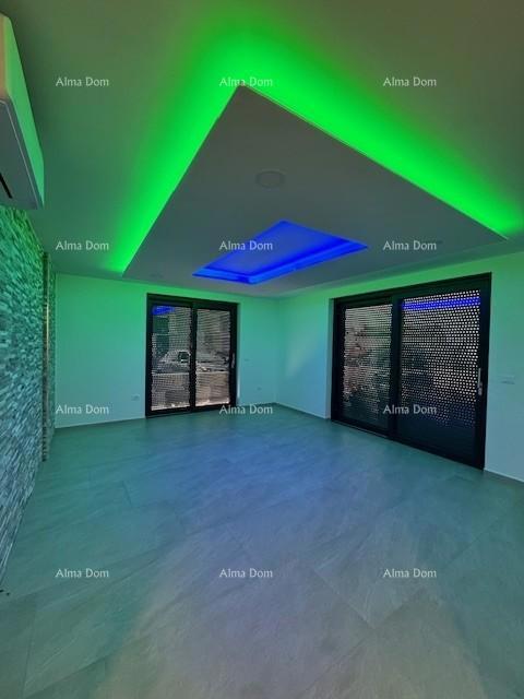 Appartamento arredato con 4 camere da letto, giardino e piscina, a 350 m dal mare