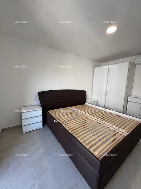 Appartamento arredato con 4 camere da letto, giardino e piscina, a 350 m dal mare