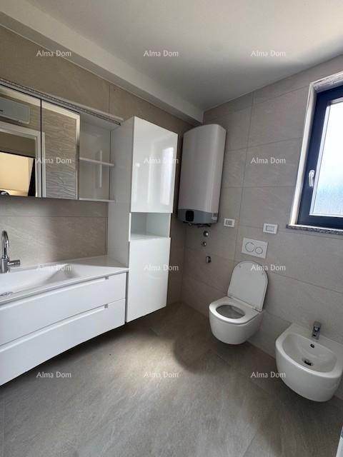 Appartamento arredato con 4 camere da letto, giardino e piscina, a 350 m dal mare