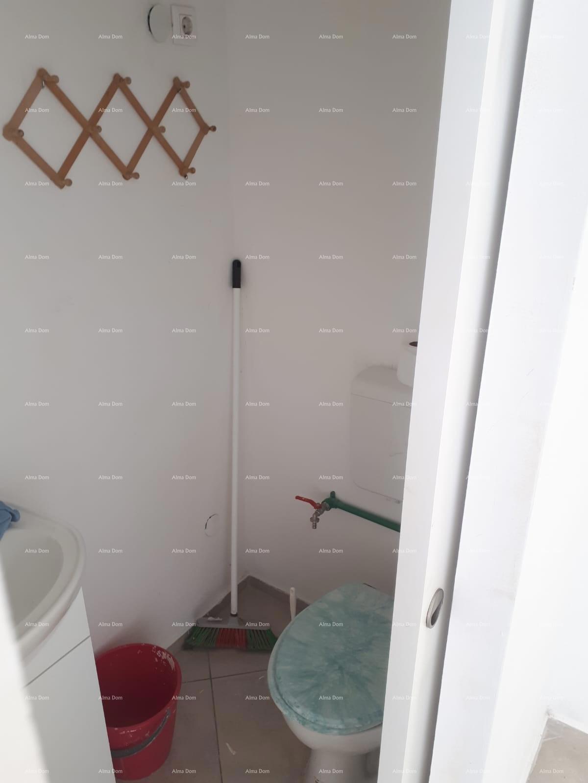 Pula, centro – spazio commerciale 24 m2