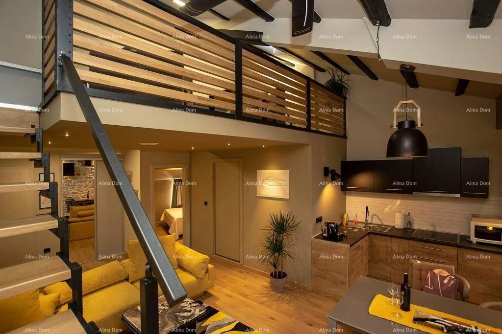 Vendita - Elegante appartamento su due piani nel centro storico della città, Rovigno!