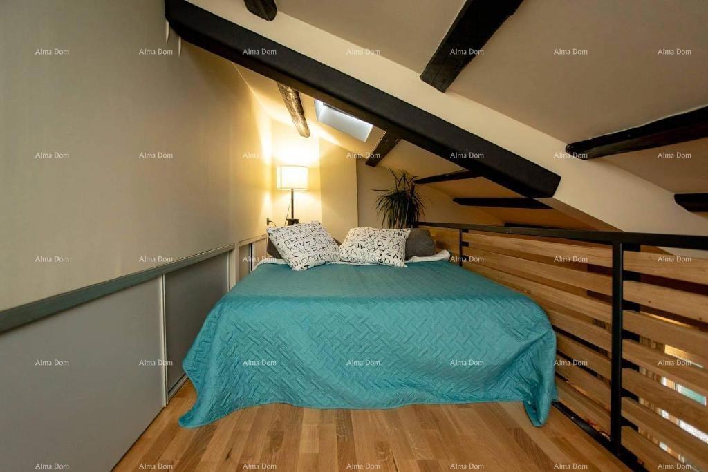 Vendita - Elegante appartamento su due piani nel centro storico della città, Rovigno!