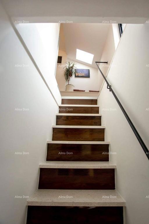 Vendita - Elegante appartamento su due piani nel centro storico della città, Rovigno!