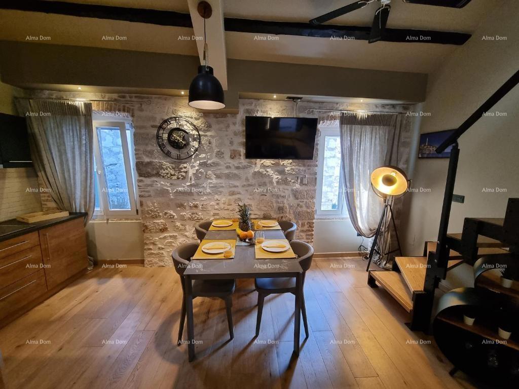 Vendita - Elegante appartamento su due piani nel centro storico della città, Rovigno!