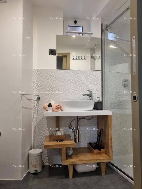 Vendita - Elegante appartamento su due piani nel centro storico della città, Rovigno!