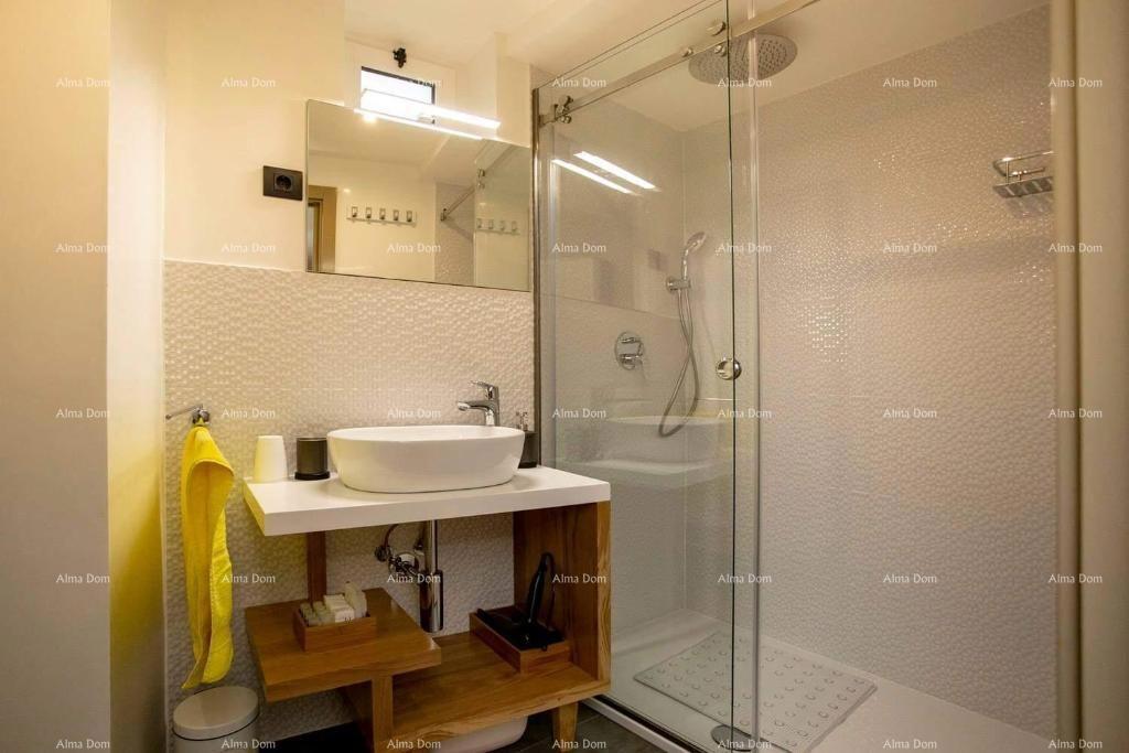 Vendita - Elegante appartamento su due piani nel centro storico della città, Rovigno!