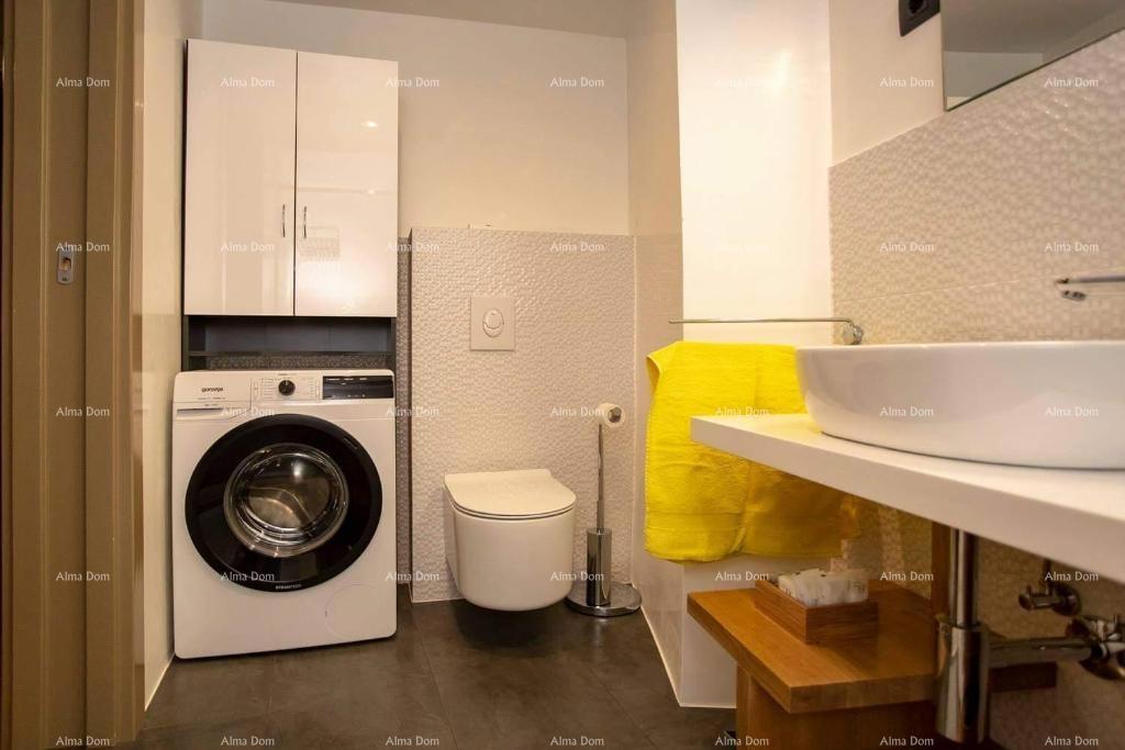 Vendita - Elegante appartamento su due piani nel centro storico della città, Rovigno!