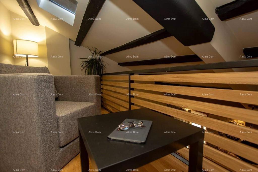 Vendita - Elegante appartamento su due piani nel centro storico della città, Rovigno!