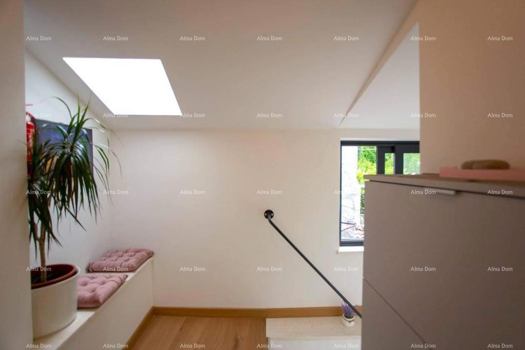 Vendita - Elegante appartamento su due piani nel centro storico della città, Rovigno!