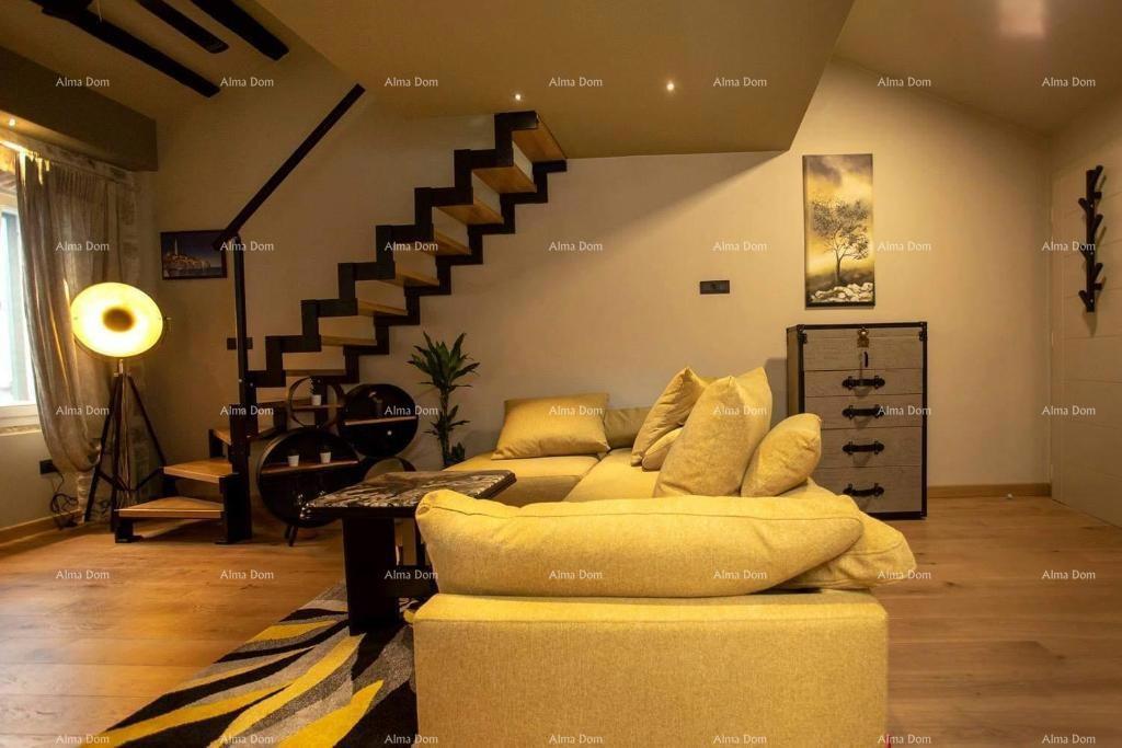 Vendita - Elegante appartamento su due piani nel centro storico della città, Rovigno!