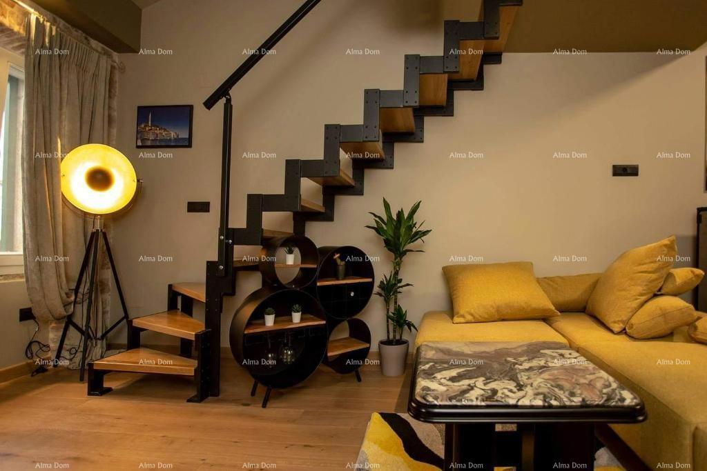 Vendita - Elegante appartamento su due piani nel centro storico della città, Rovigno!