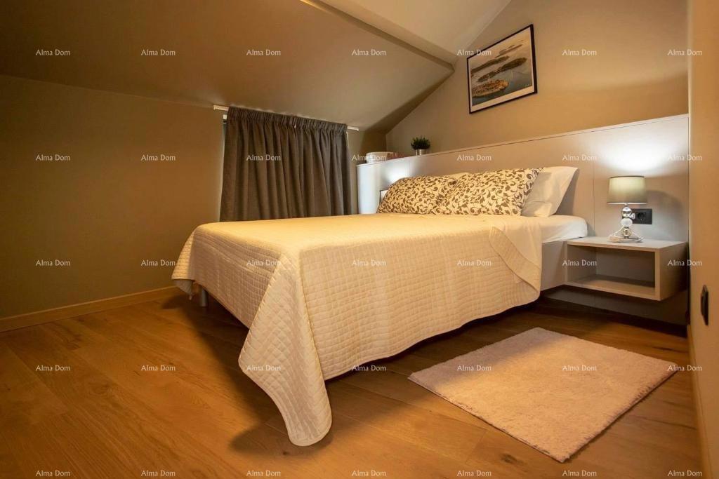 Vendita - Elegante appartamento su due piani nel centro storico della città, Rovigno!